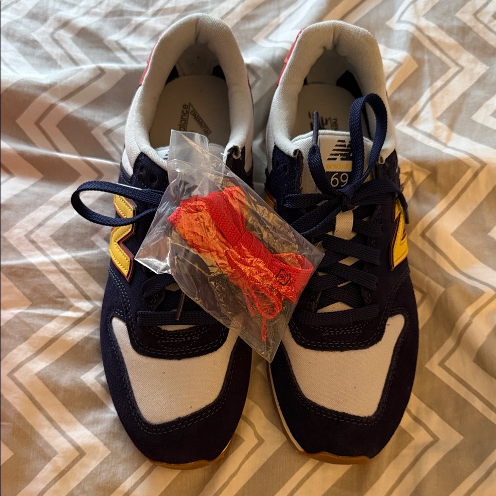 New balance woman’s size 8 Navy and Yellow Sneakers new